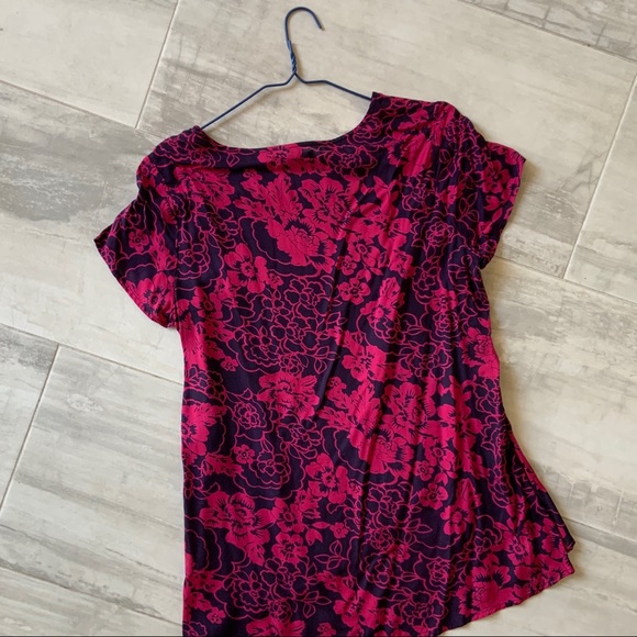 Floral top with asymmetric layering - Picture 2 of 3